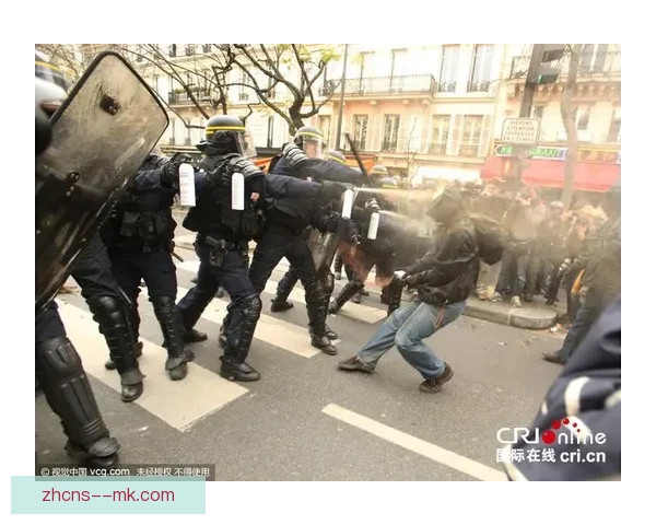 巴黎球迷围堵内马尔家门外集会抗议要求其尽快离队